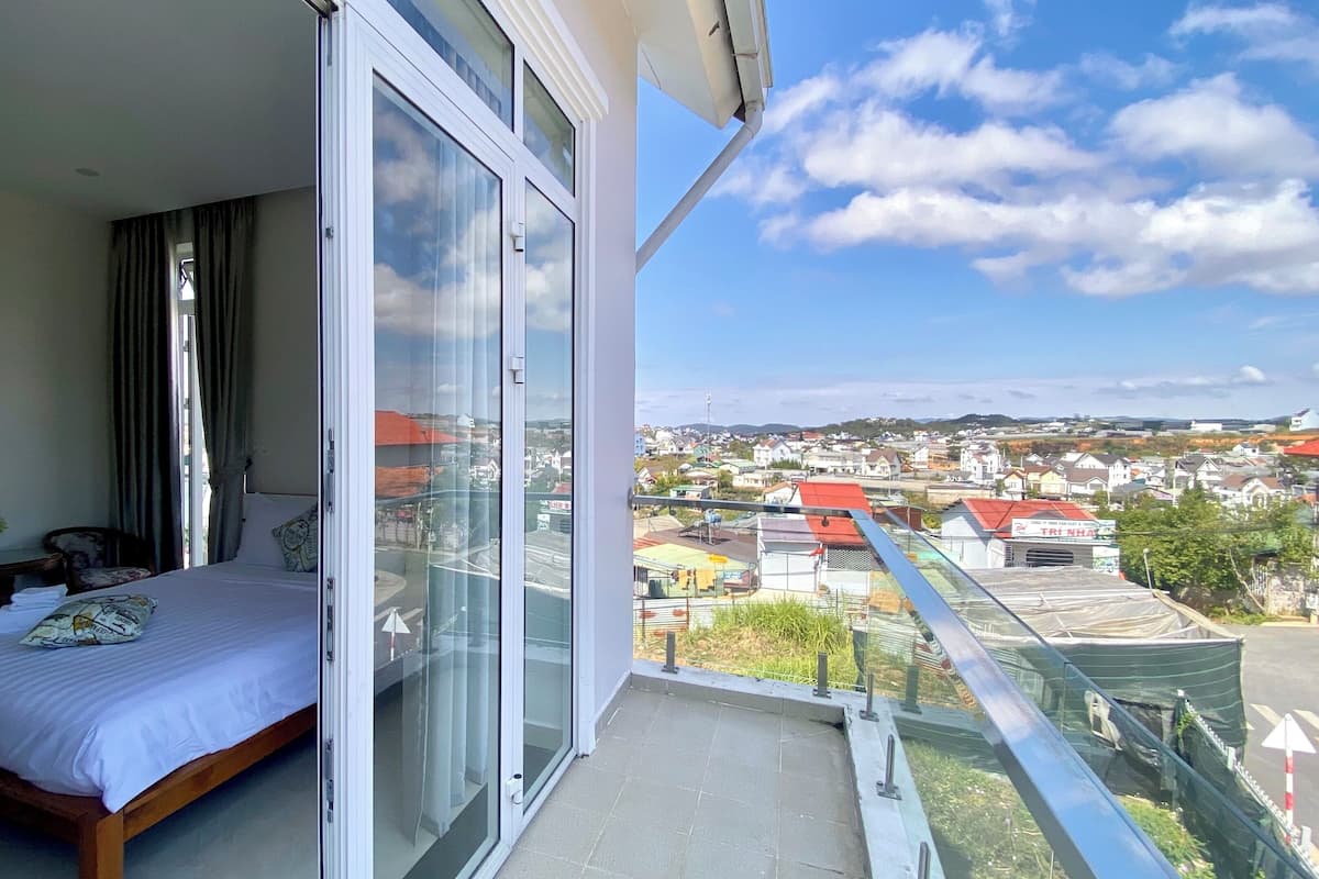 Villa, vista a la colina