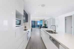 Fridge, microwave, oven, stovetop - Hiltons Ocean Crown 49 (Surfers Paradise)