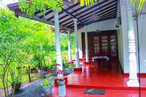 Vista frontal de la propiedad