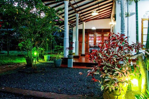 Thathsara Holiday Inn