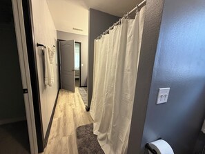Bidet, towels, soap, toilet paper - Just minutes from the beach, but without the sand in your shoes. (Navarre)
