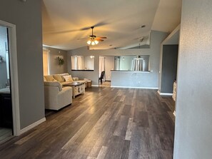 Living area - Just minutes from the beach, but without the sand in your shoes. (Navarre)