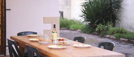 屋外ダイニングエリア