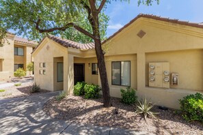 Exterior - Cozy 2-bedroom condo with AC in pleasant Scottsdale (Scottsdale)