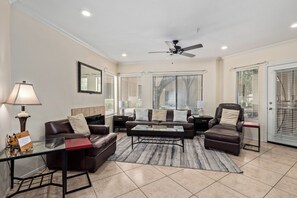 Living area - Cozy 2-bedroom condo with AC in pleasant Scottsdale (Scottsdale)