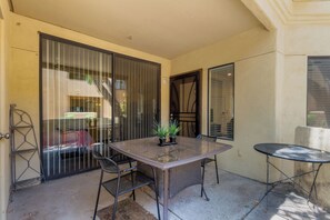 Outdoor dining - Cozy 2-bedroom condo with AC in pleasant Scottsdale (Scottsdale)