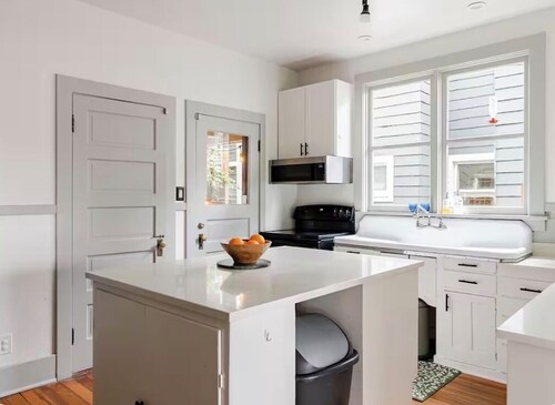 Spacious home+AC•4 min walk to train•12 min to Stadium, relax & explore Seattle!