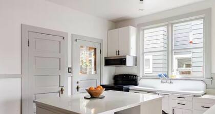 Spacious home+AC•4 min walk to train•12 min to Stadium, relax & explore Seattle!
