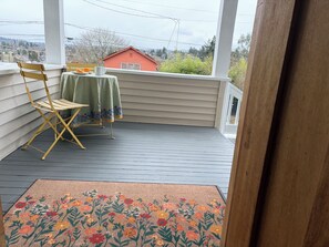 Outdoor dining - Spacious home+AC•4 min walk to train•12 min to Stadium, relax & explore Seattle! (Seattle)