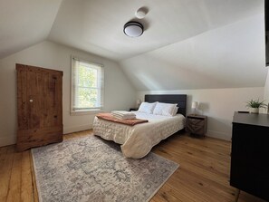 3 bedrooms, desk, iron/ironing board, travel crib