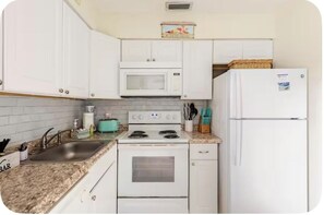 Private kitchen - Sun & Sand condo retreat (Panama City Beach)