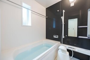 Superior villa, balkon, uitzicht op de stad | Badkamer | Pantoffels