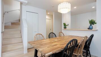 Villa Superior - balkong - utsikt mot staden | Matservice på rummet