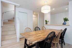 高级别墅, 阳台, 城市景观 | 客房内用餐