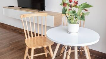 Deluxe tweepersoonskamer, balkon, uitzicht op tuin | Dineren