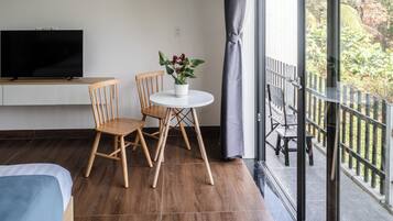 Deluxe tweepersoonskamer, balkon, uitzicht op tuin | Interieur