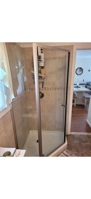 Dusche, Haartrockner, Handtücher, Seife