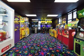 Eine Reihe von Spielautomaten mit bunten, sternförmigen Teppich.