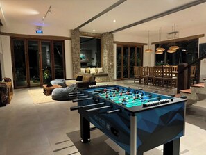 Vila família, sacada, vista para o jardim | Sala de jogos