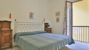 Unclassified image, 4 of 12, button - Gioia Apartment, three-room flat in the heart of the pedestrianised centre of Marina di Campo, 150 m (Campo nell'Elba)