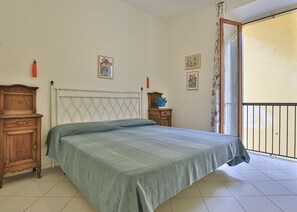 Room - Gioia Apartment, three-room flat in the heart of the pedestrianised centre of Marina di Campo, 150 m (Campo nell'Elba)
