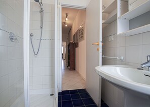 Shower, hair dryer - Gioia Apartment, three-room flat in the heart of the pedestrianised centre of Marina di Campo, 150 m (Campo nell'Elba)
