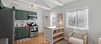 NEW - Pickle Cottage with Hot Tub + Pickleball Court