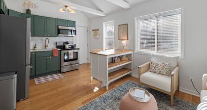 NEW - Pickle Cottage with Hot Tub + Pickleball Court