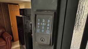 Une serrure à clavier sur une porte, avec une serrure à clé en laiton et un câble.