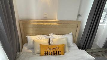 Cortinas blackout, tabla de planchar con plancha y wifi gratis