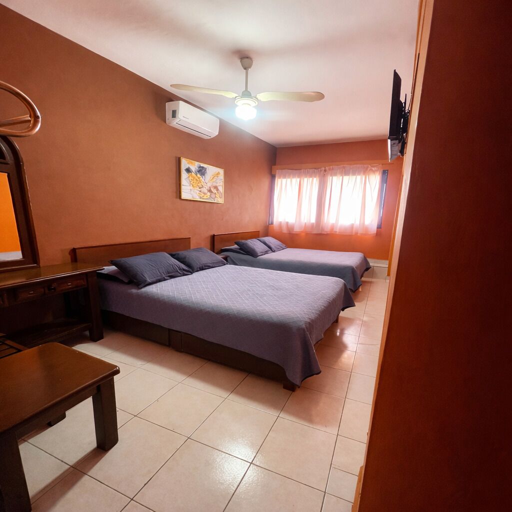 Habitación clásica, 2 camas matrimoniales | Wifi gratis y ropa de cama 