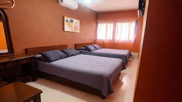 Habitación clásica, 2 camas matrimoniales | Wifi gratis y ropa de cama