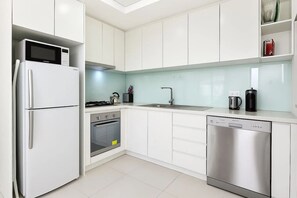 Private kitchen - ProHouse - 3 bed 3 bath apartment near airport and Sydney CBD (Wolli Creek)