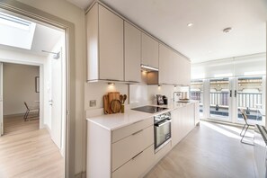 Appart'hôtel Signature, 2 chambres | Cuisine privée | Réfrigérateur, micro-ondes, four, plaque de cuisson