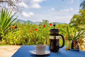 Dobbeltværelse med dobbeltseng eller 2 enkeltsenge - terrasse - udsigt til have | Udendørs spisemuligheder