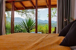 Habitación con 1 cama doble o 2 individuales, patio, vistas al jardín | Caja fuerte, tabla de planchar con plancha, wifi gratis