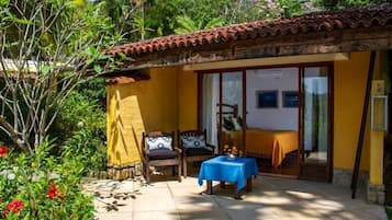 Habitación con 1 cama matrimonial o 2 individuales, patio, vista al jardín | Terraza o patio