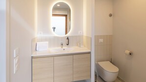A modern bathroom with a white sink, mirror, and toilet. - Le Pic Coliving (Clermont-Ferrand)