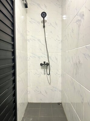 Bathroom - Depatuk Suite Homestay (Yogyakarta)