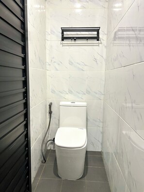 Bathroom - Depatuk Suite Homestay (Kota Yogyakarta)