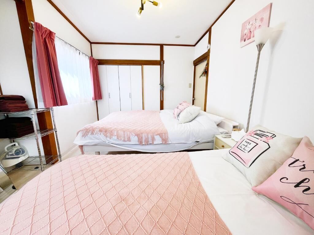 Un dormitorio con una cama, una mesita de noche, una lámpara y un armario.