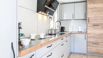 Kühlschrank, Mikrowelle, Ofen, Geschirrspüler