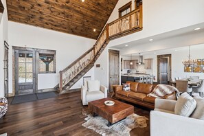 Smart TV, fireplace - Eagles Nest Cabin w/ Hot Tub, Fireplace & Mountain Views! (Banner Elk)