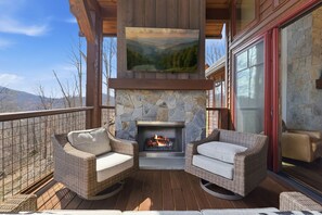 Terrace/patio - Eagles Nest Cabin w/ Hot Tub, Fireplace & Mountain Views! (Banner Elk)