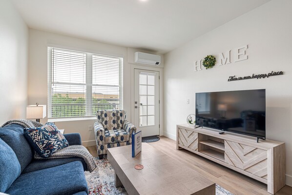 Living area - Hot Springs Downtown & Convention Center! Suite 207 (Hot Springs)
