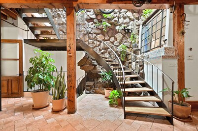 Fantastic 6-bedroom townhome with AC in vibrant New York