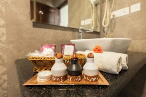 Deluxe-Doppel- oder -Zweibettzimmer, Blick auf den Innenhof | Badezimmer