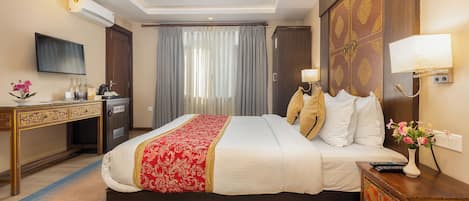 Kamar Double atau Twin Deluks, pemandangan halaman | Brankas, meja kerja, ruang kerja ramah laptop, dan Wi-Fi gratis