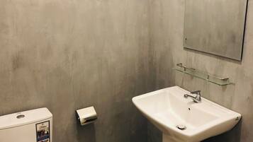 Kamar Double atau Twin, pemandangan kebun | Kamar mandi