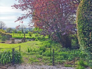 Unclassified image, 4 of 16, button - Characterful cottage with beautiful country views, set in own private grounds. (Wessington)